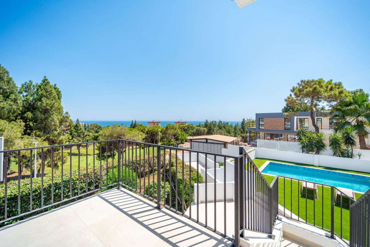 Casa de 5 Dormitorios y 5 Baños en venta en La Cala de Mijas