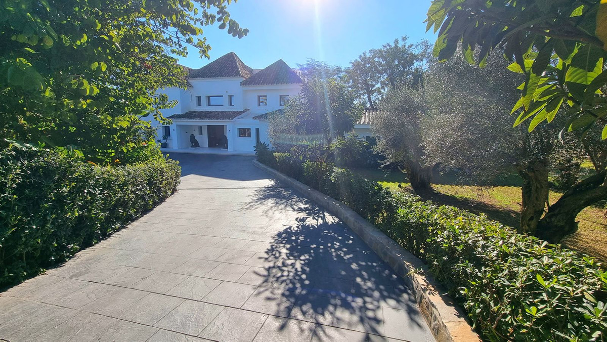 Casa de 6 Dormitorios en alquiler vacacional en Nueva Milla de Oro, Estepona
