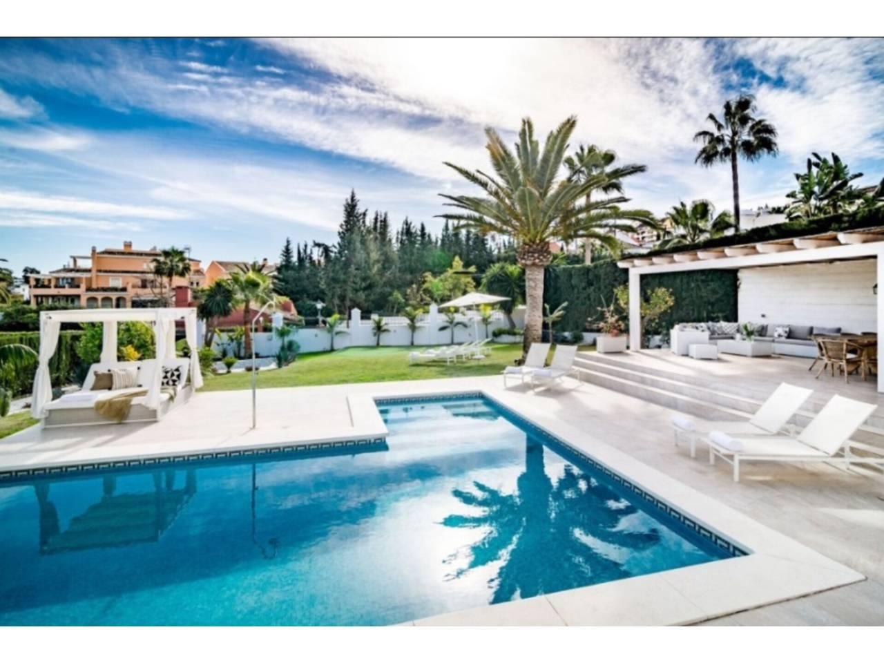 Casa Adosada de 4 Dormitorios y 4 Baños en alquiler vacacional en Nueva Andalucía, Marbella