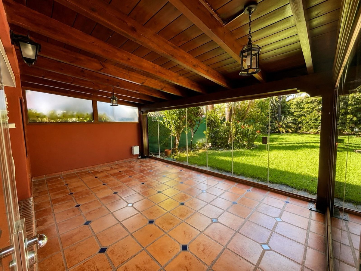 Casa Adosada de 4 Dormitorios y 3 Baños en venta en Atalaya, Estepona