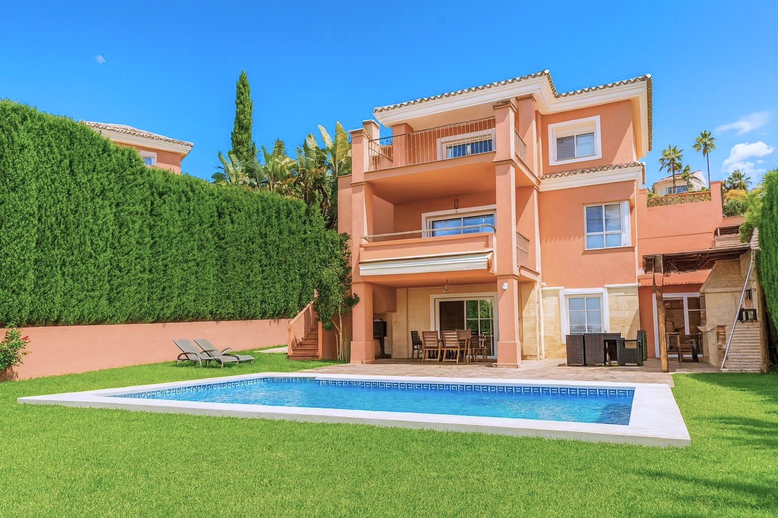 Casa de 4 Dormitorios en venta en Cerros del Aguila, Mijas