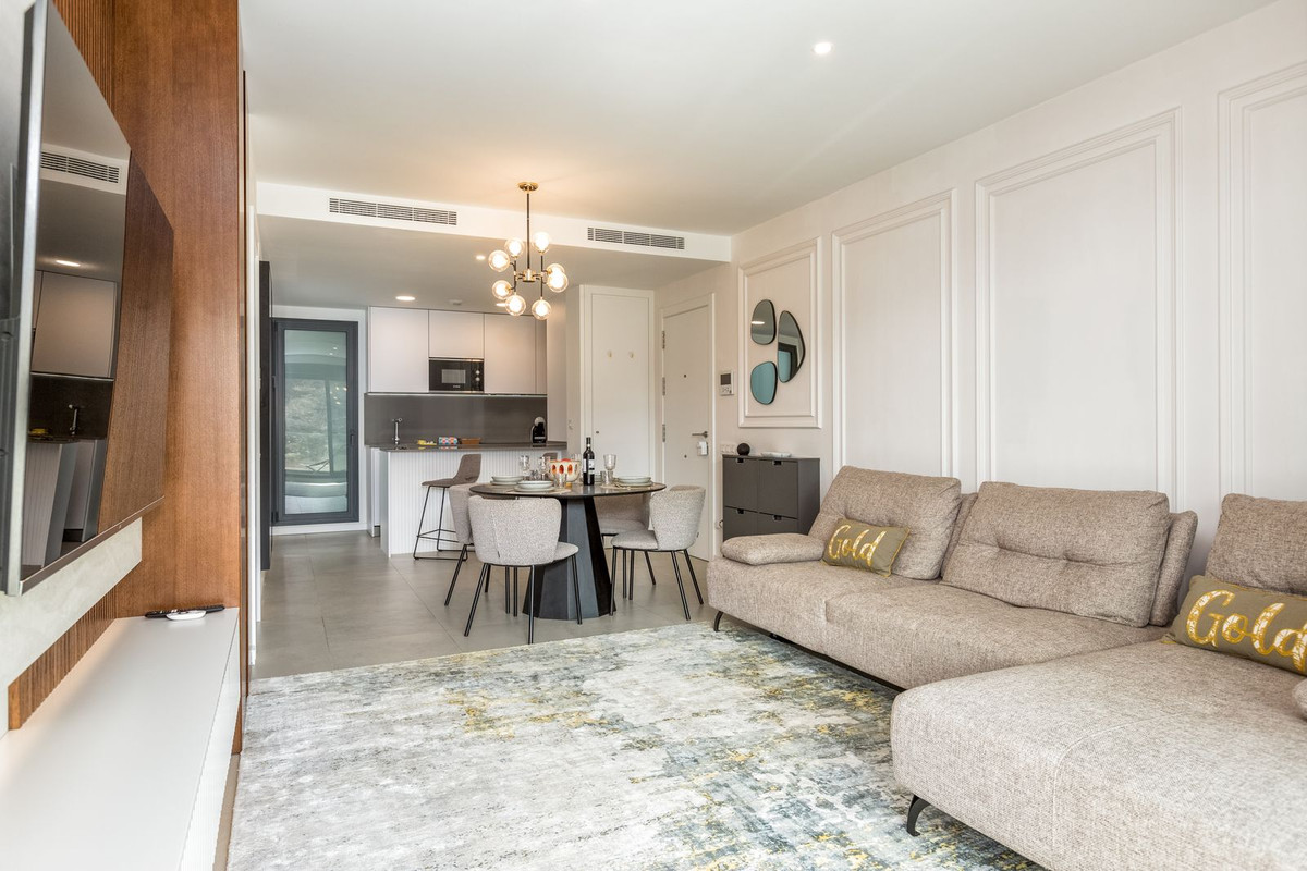 Piso de 2 Dormitorios y 2 Baños en venta en Carvajal, Fuengirola