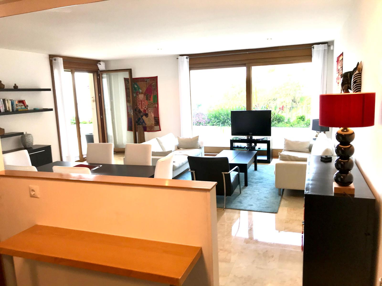 Piso de 3 Dormitorios en venta en Los Monteros, Marbella