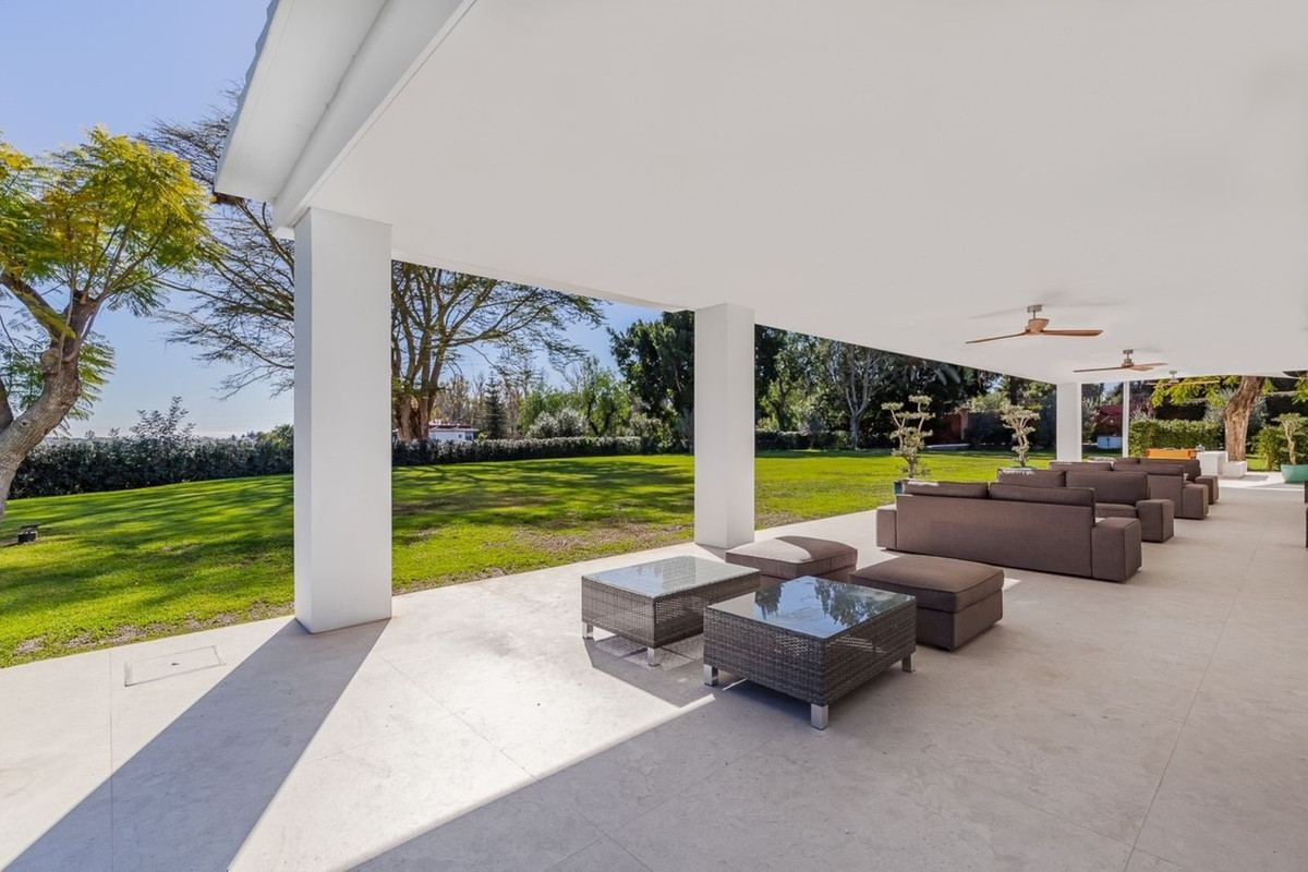 Casa de 6 Dormitorios en alquiler vacacional en Nueva Milla de Oro, Estepona