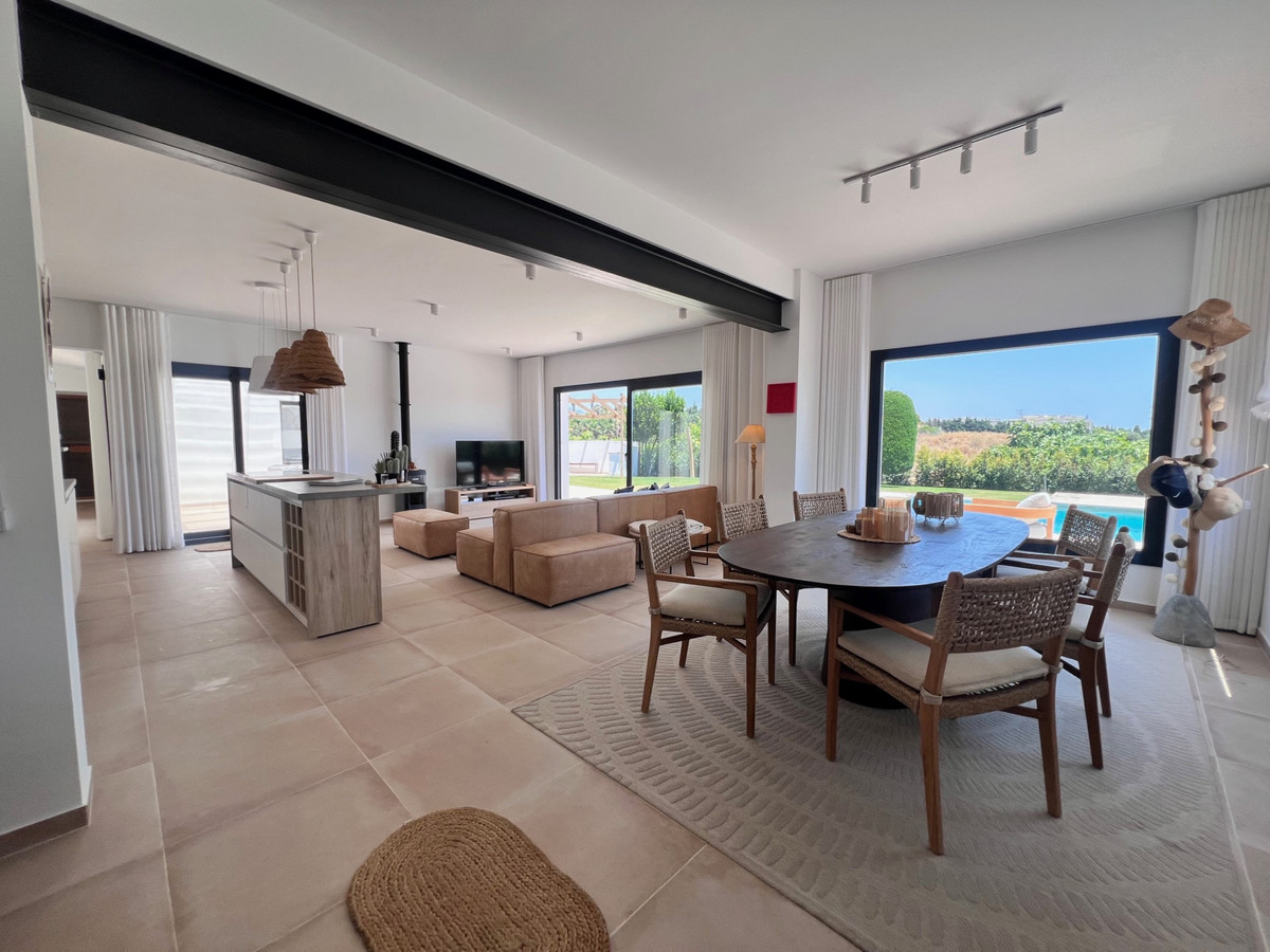 3 Bed - Villa for Sale in New Golden Mile, Estepona