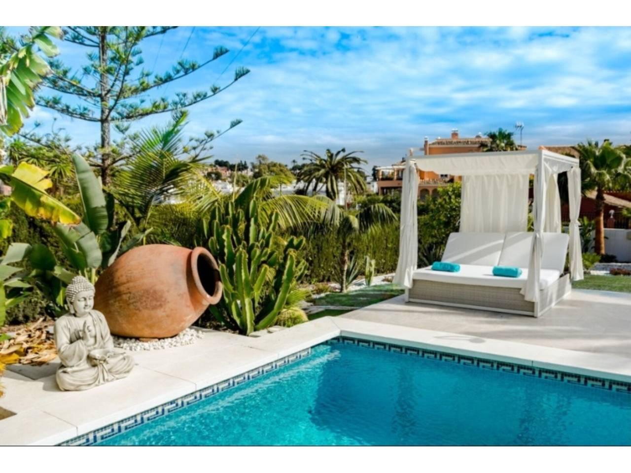 Casa Adosada de 4 Dormitorios y 4 Baños en alquiler vacacional en Nueva Andalucía, Marbella