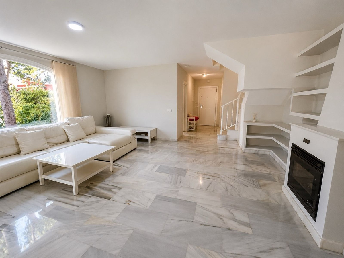 Casa Adosada de 4 Dormitorios y 3 Baños en venta en Atalaya, Estepona