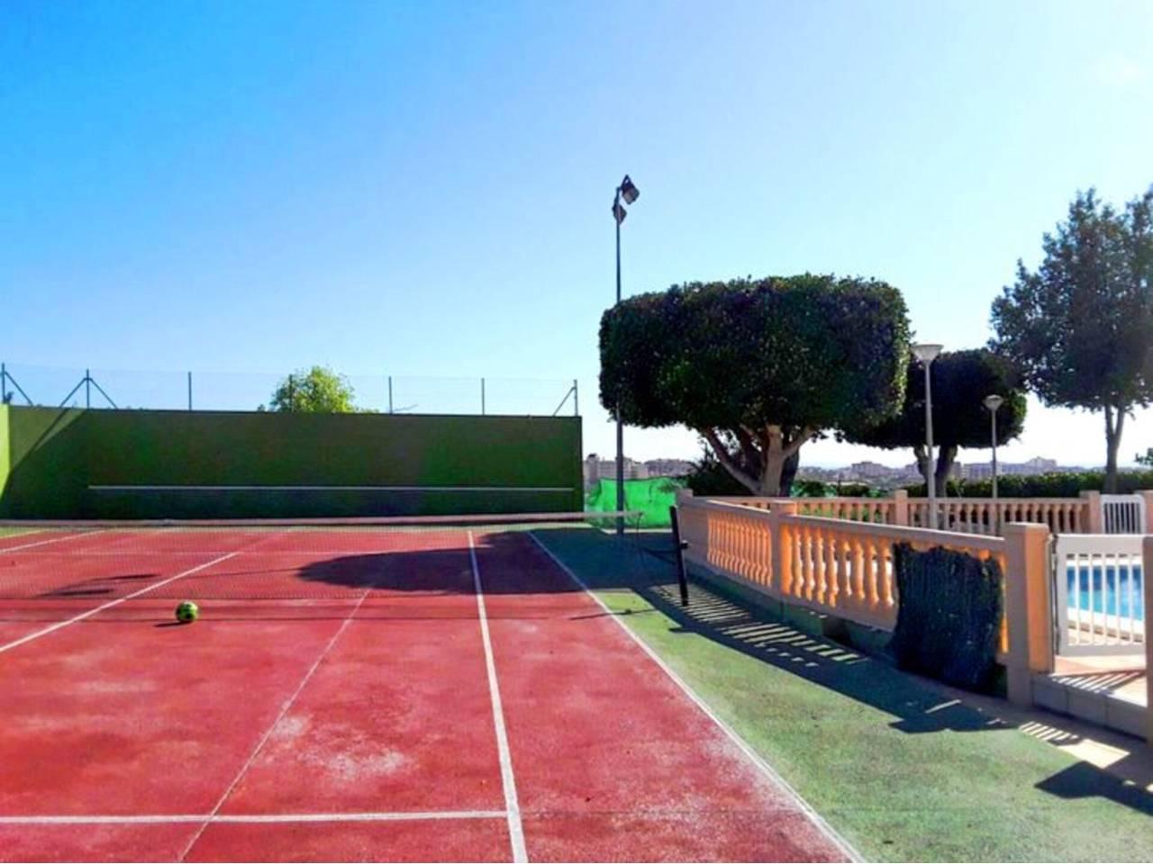 Casa Adosada de 5 Dormitorios y 2 Baños en alquiler vacacional en Santa Pola