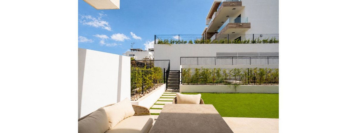Piso de 3 Dormitorios y 2 Baños en venta en Atalaya, Estepona