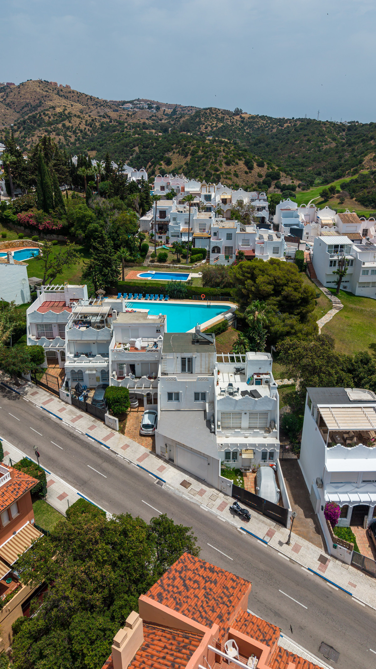 Casa Adosada de 4 Dormitorios y 3 Baños en venta en Las Chapas, Marbella
