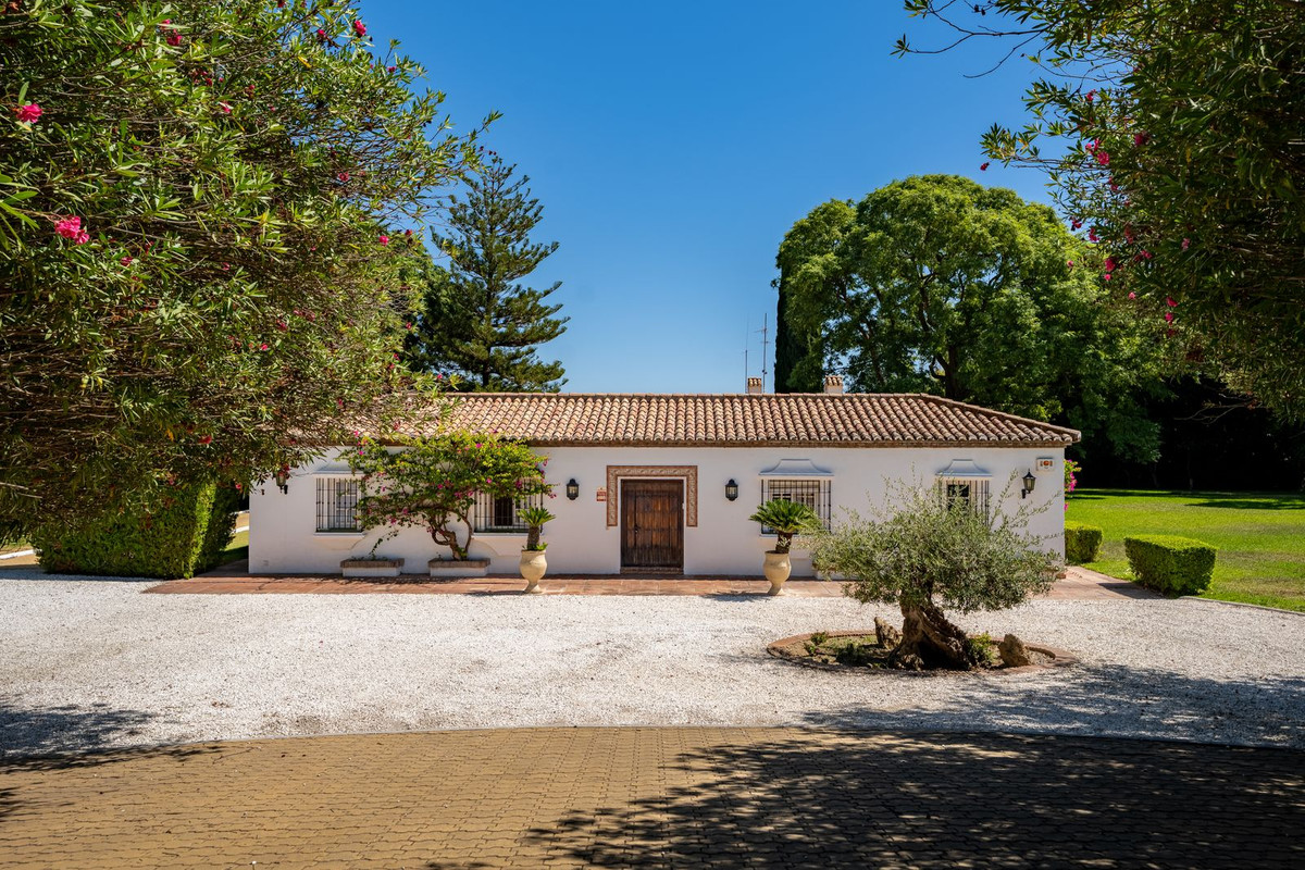 8 кровать Загородный дом для продажи в Cancelada, Estepona
