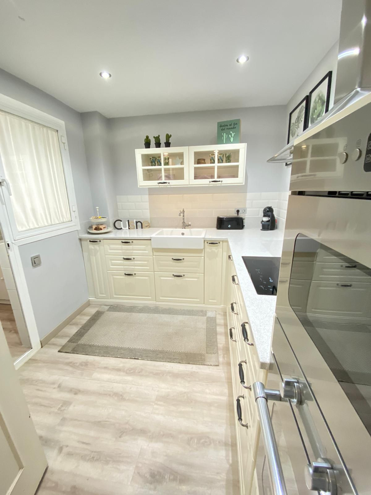 Piso de 2 Dormitorios y 2 Baños en alquiler en Nagüeles, Marbella