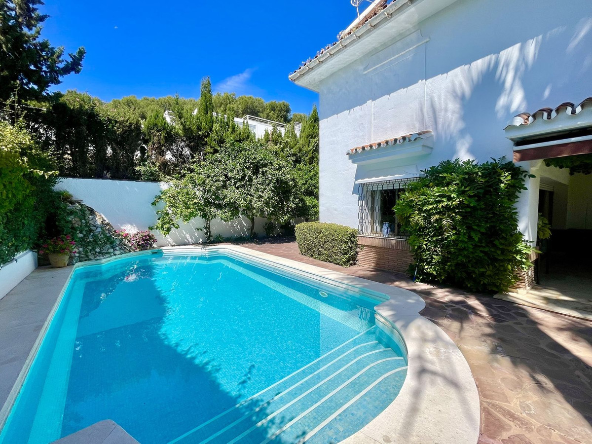 Casa de 6 Dormitorios y 5 Baños en venta en Los Monteros, Marbella