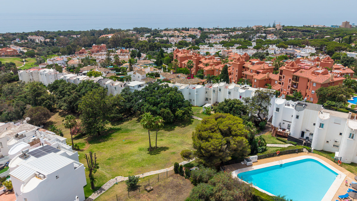 Casa Adosada de 4 Dormitorios y 3 Baños en venta en Las Chapas, Marbella