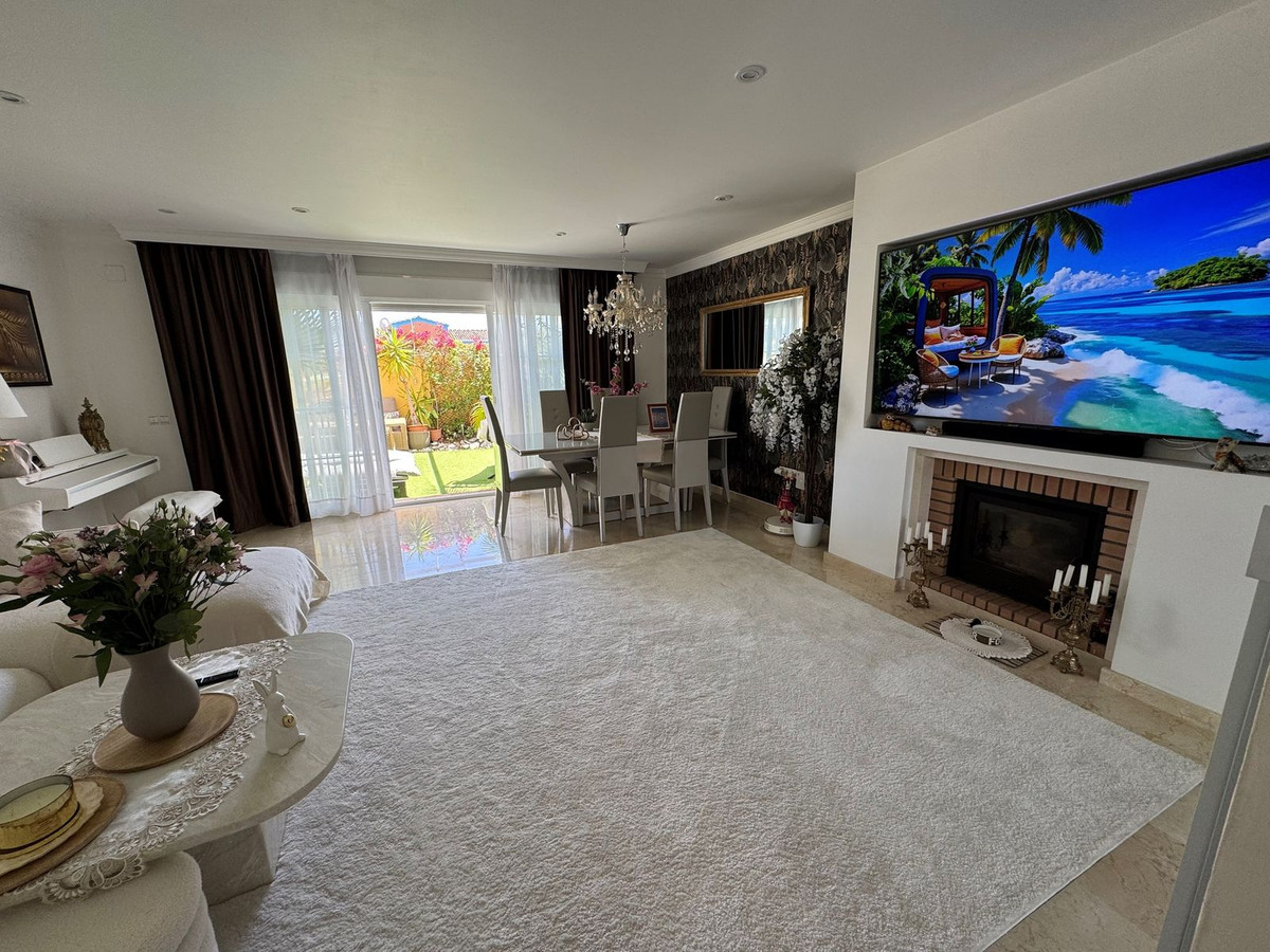 Casa Adosada de 4 Dormitorios en venta en Calahonda