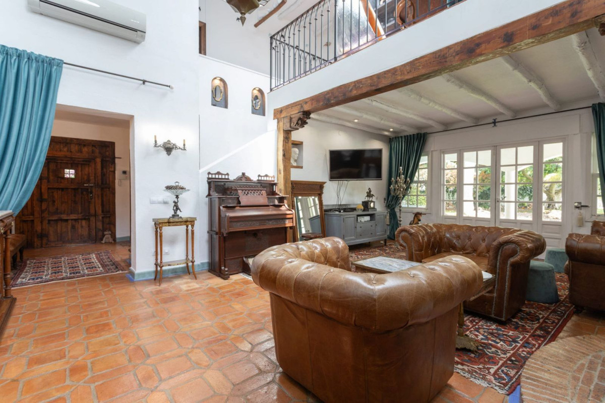 Casa de 4 Dormitorios y 5 Baños en venta en Guadalmina Baja, San Pedro de Alcántara