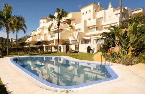 Piso de 2 Dormitorios en venta en Los Almendros, Benahavís