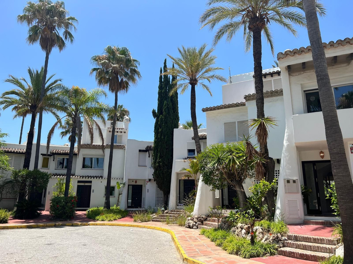 Casa Adosada de 3 Dormitorios en venta en Estepona