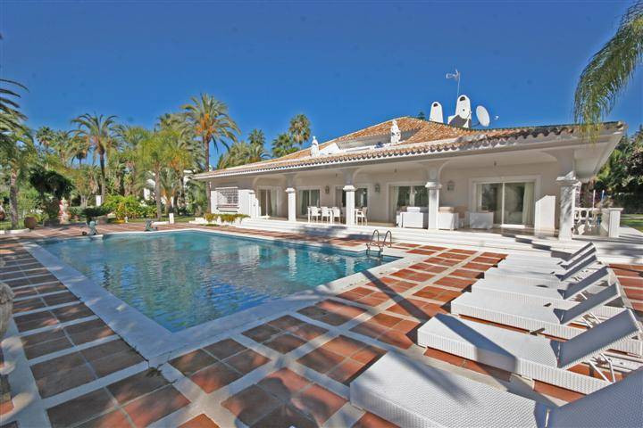 Casa de 9 Dormitorios en alquiler vacacional en Nueva Andalucía, Marbella