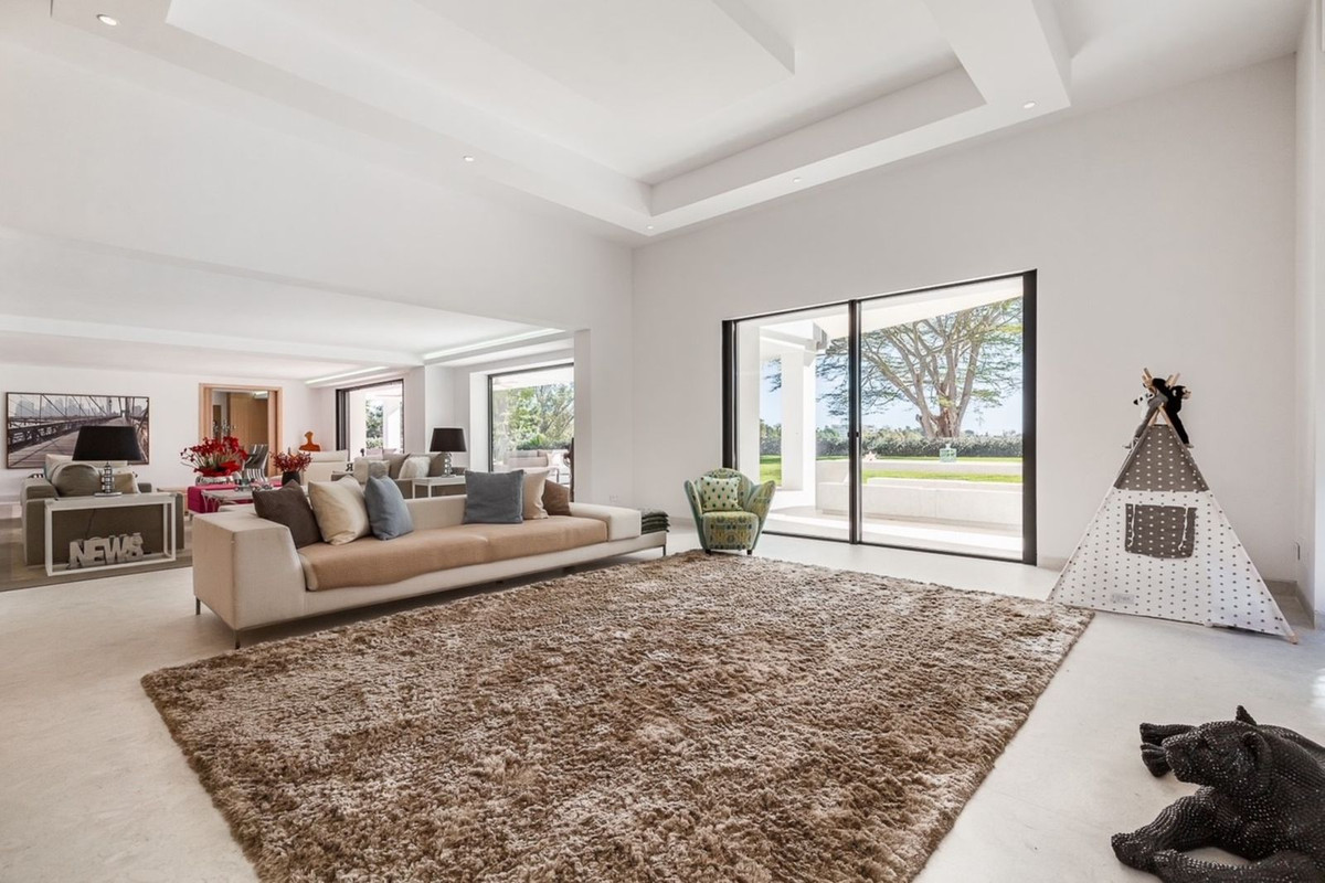 Casa de 6 Dormitorios en alquiler vacacional en Nueva Milla de Oro, Estepona