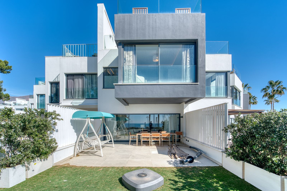 Casa Adosada de 3 Dormitorios y 3 Baños en venta en Estepona