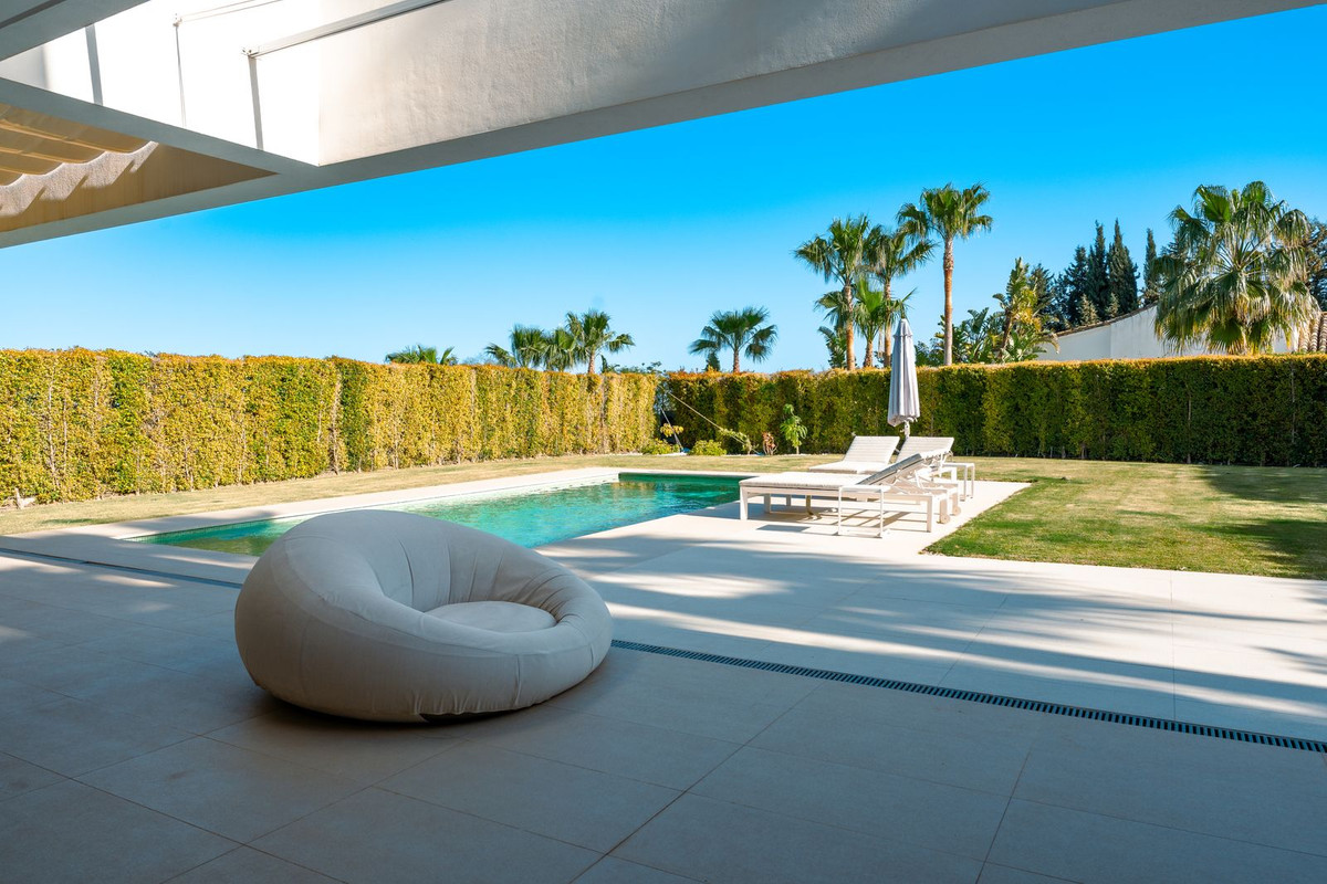 Casa de 4 Dormitorios y 5 Baños en alquiler en Cancelada, Estepona