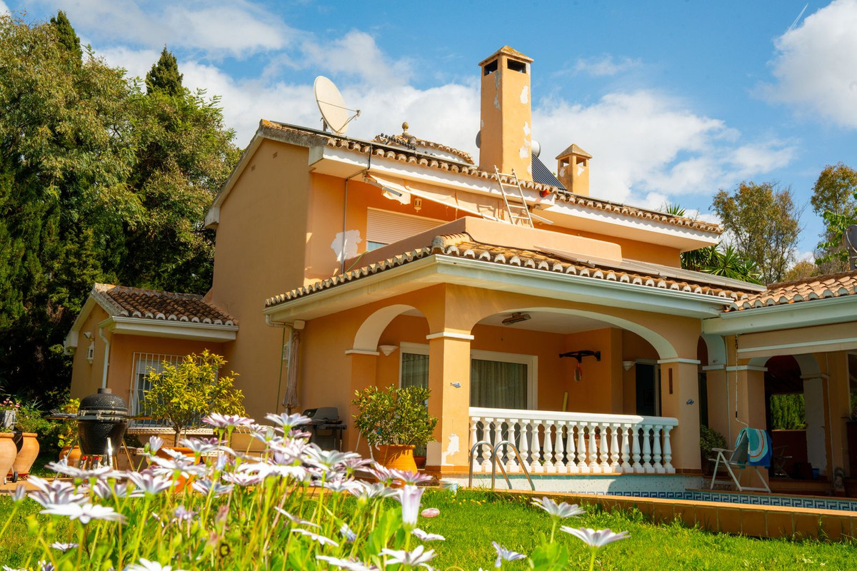 Casa de 4 Dormitorios y 3 Baños en venta en Elviria, Marbella