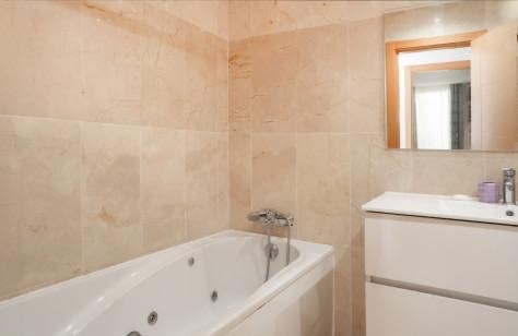 Piso de 2 Dormitorios en venta en Los Almendros, Benahavís