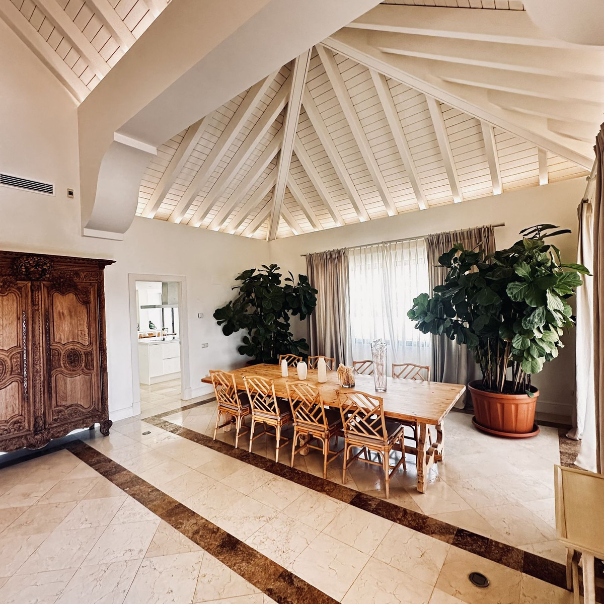 Casa de 5 Dormitorios en alquiler vacacional en Milla de Oro, Marbella