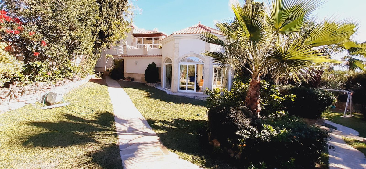 Casa de 5 Dormitorios en venta en El Rosario, Marbella