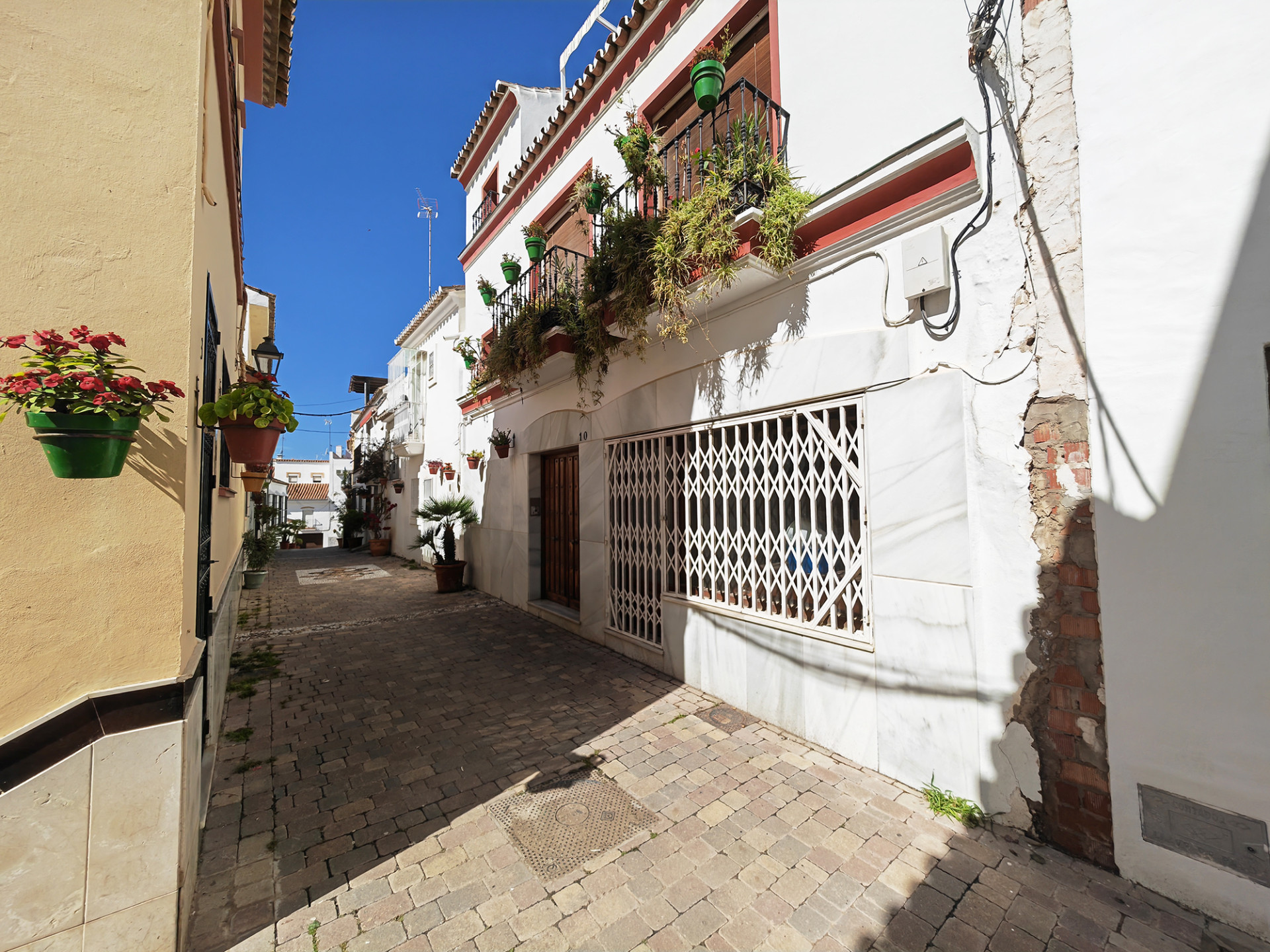 Casa Adosada de 5 Dormitorios y 3 Baños en venta en Estepona