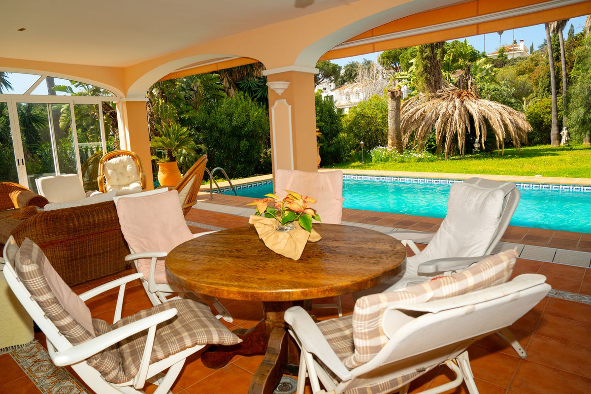 Casa de 4 Dormitorios y 3 Baños en venta en Elviria, Marbella
