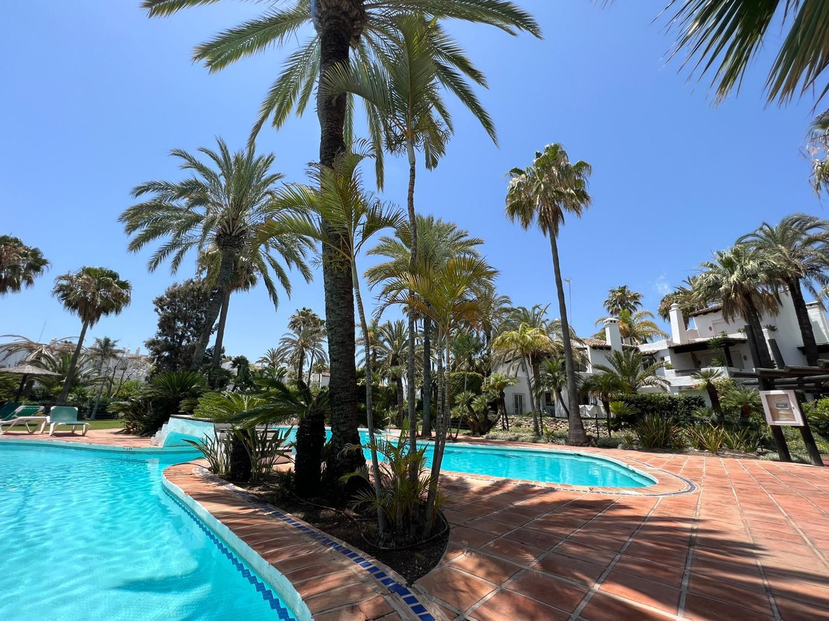 Casa Adosada de 3 Dormitorios en venta en Estepona