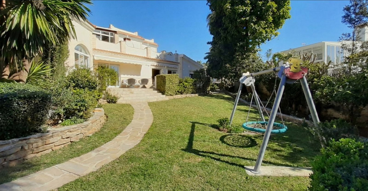 Casa de 5 Dormitorios en venta en El Rosario, Marbella