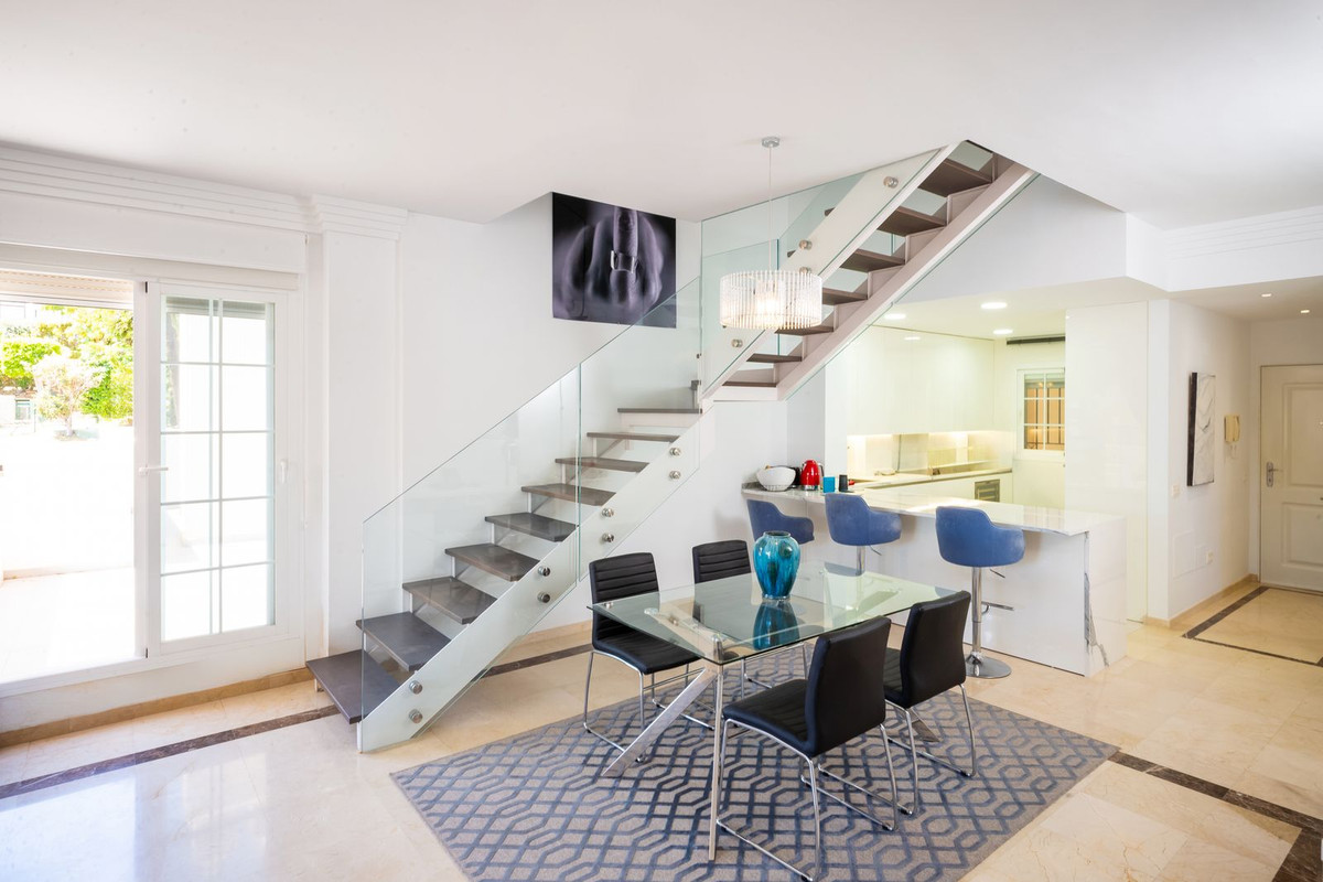 Piso de 3 Dormitorios y 3 Baños en venta en Nueva Andalucía, Marbella