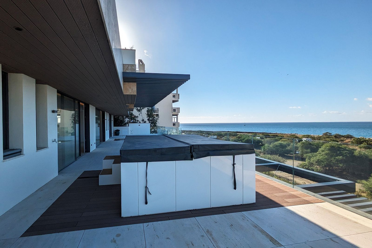 4 Bed, 5 Bath - Apartment for Sale in La Alqueria, Estepona