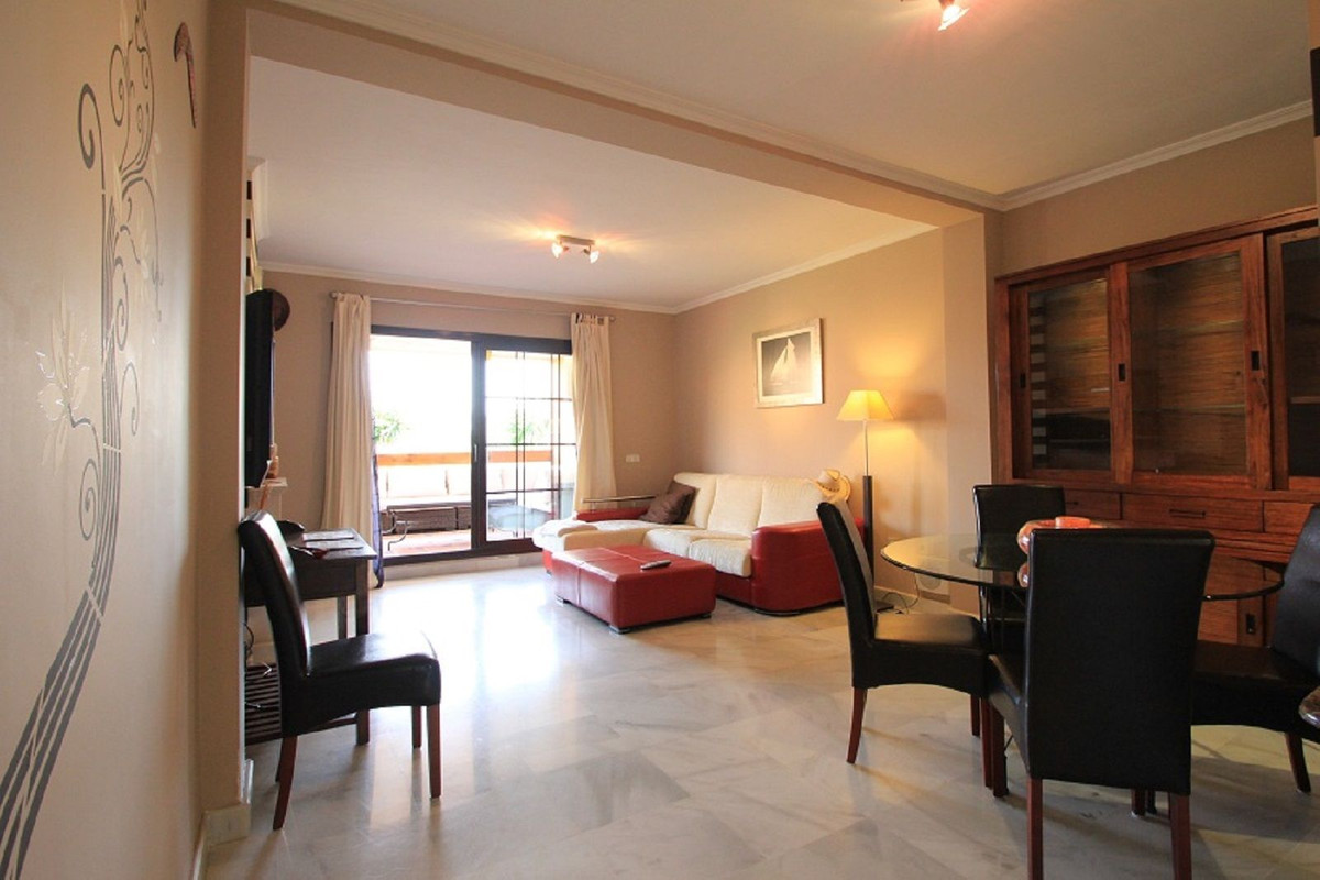 Piso de 2 Dormitorios y 2 Baños en alquiler en Nueva Milla de Oro, Estepona
