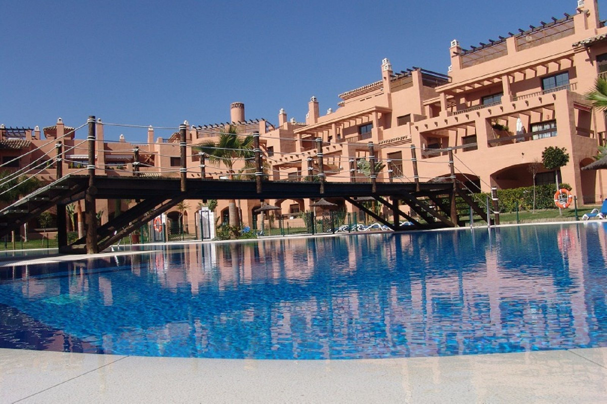 Piso de 2 Dormitorios y 2 Baños en alquiler en Nueva Milla de Oro, Estepona
