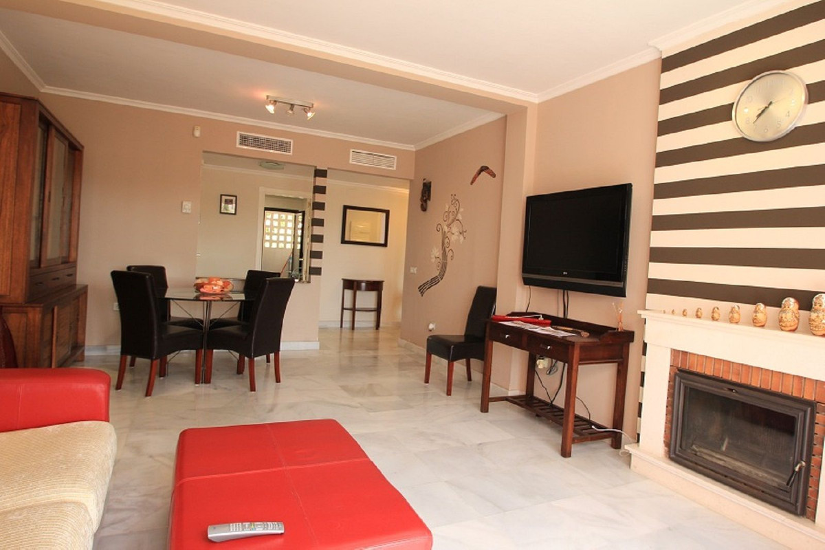 Piso de 2 Dormitorios y 2 Baños en alquiler en Nueva Milla de Oro, Estepona
