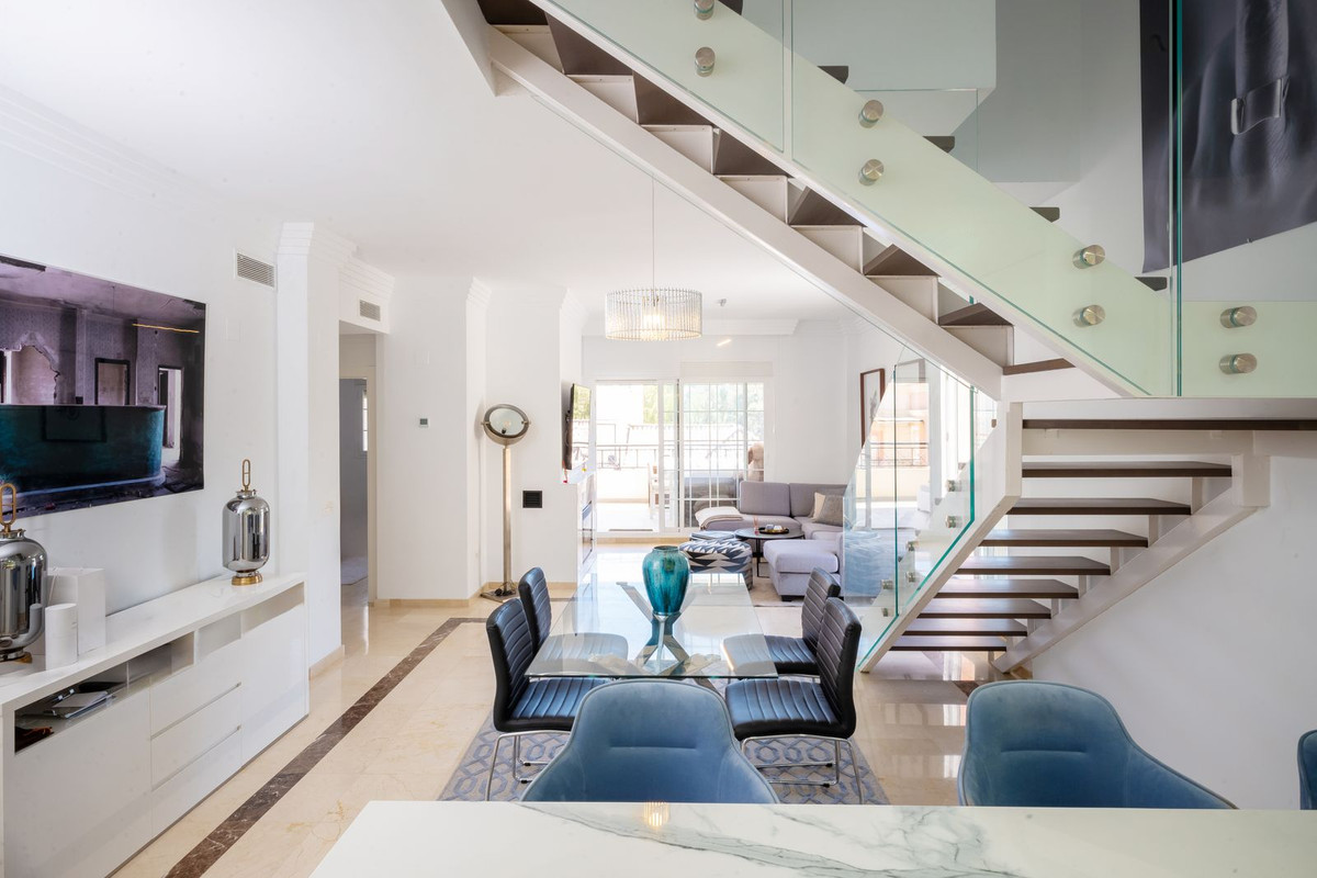 Piso de 3 Dormitorios y 3 Baños en venta en Nueva Andalucía, Marbella