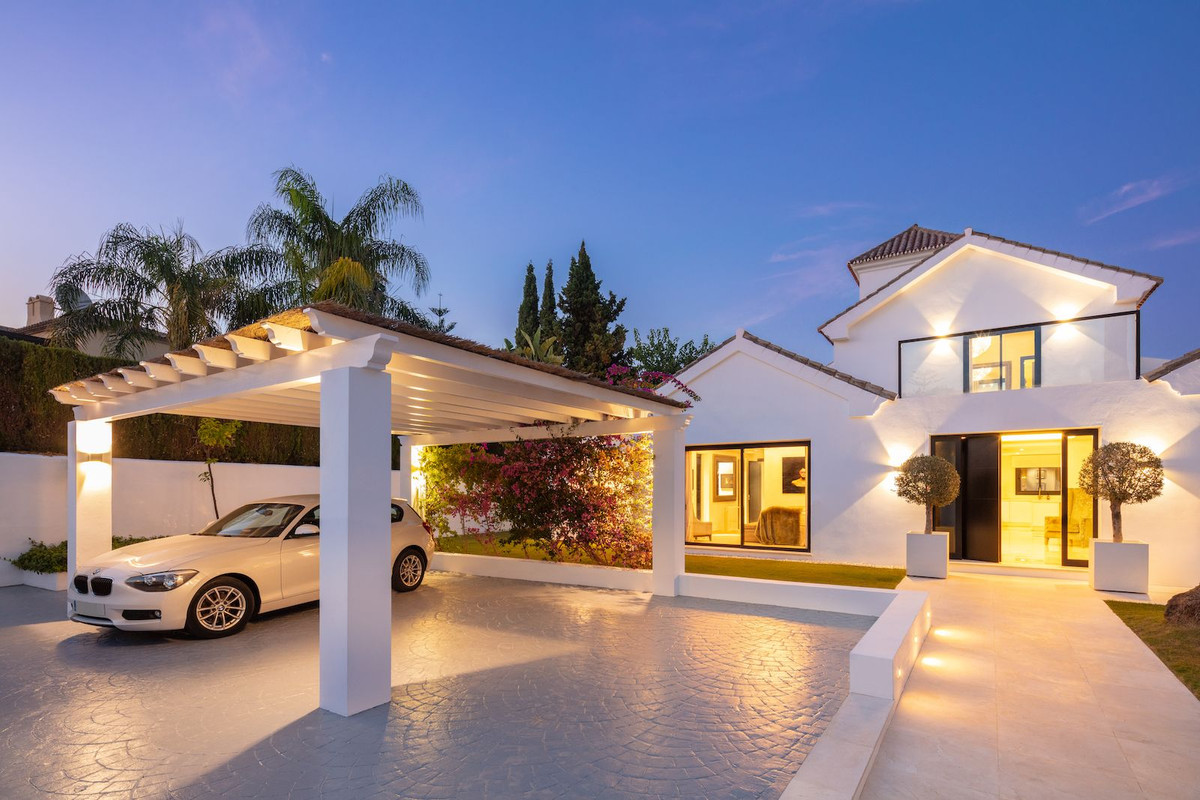 4 Bed - Villa for Sale in Nueva Andalucia, Marbella