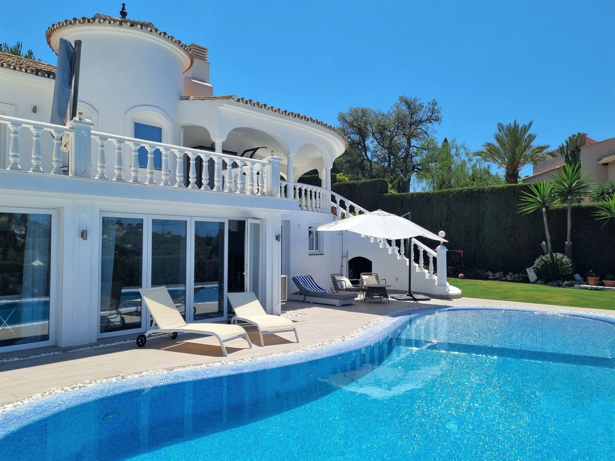 Casa de 5 Dormitorios y 5 Baños en venta en Elviria, Marbella