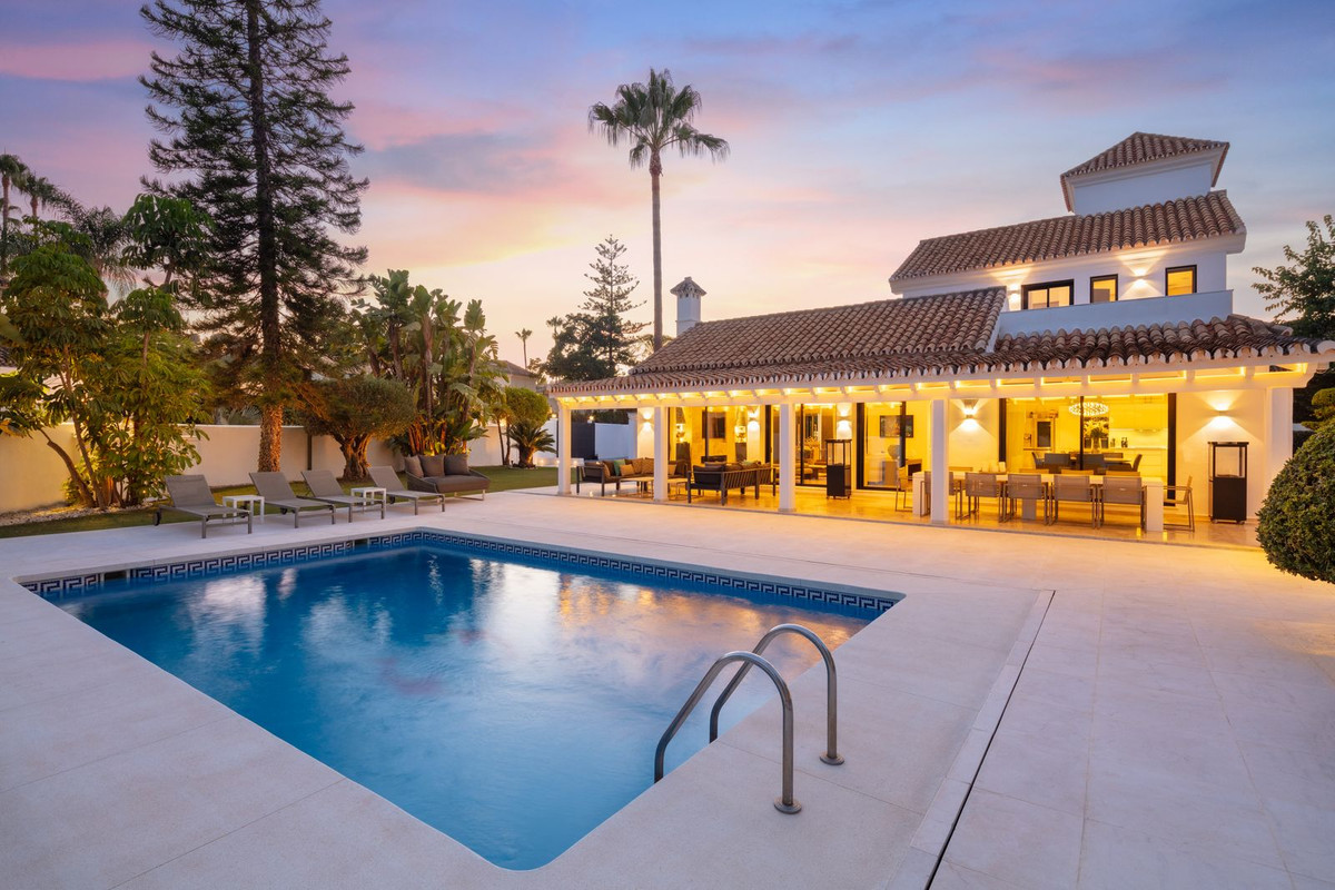 4 Bed - Villa for Sale in Nueva Andalucia, Marbella