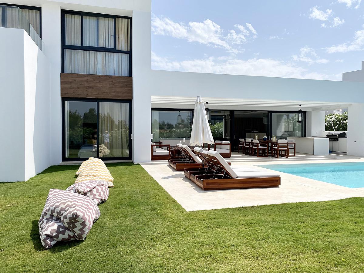 Casa de 6 Dormitorios y 6 Baños en alquiler vacacional en La Alqueria, Estepona