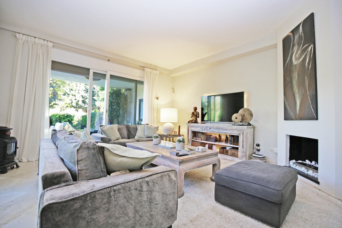 Casa de 5 Dormitorios y 4 Baños en venta en Nueva Andalucía, Marbella