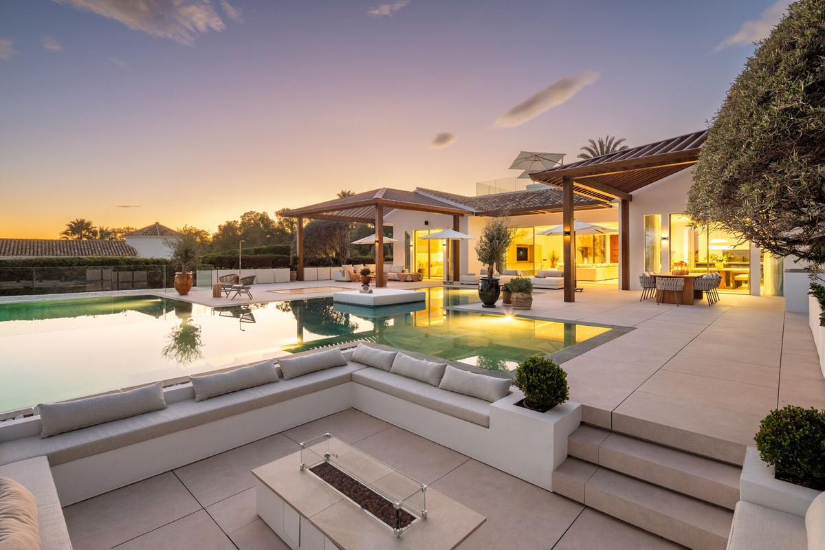 Casa de 6 Dormitorios en venta en Nueva Andalucía, Marbella