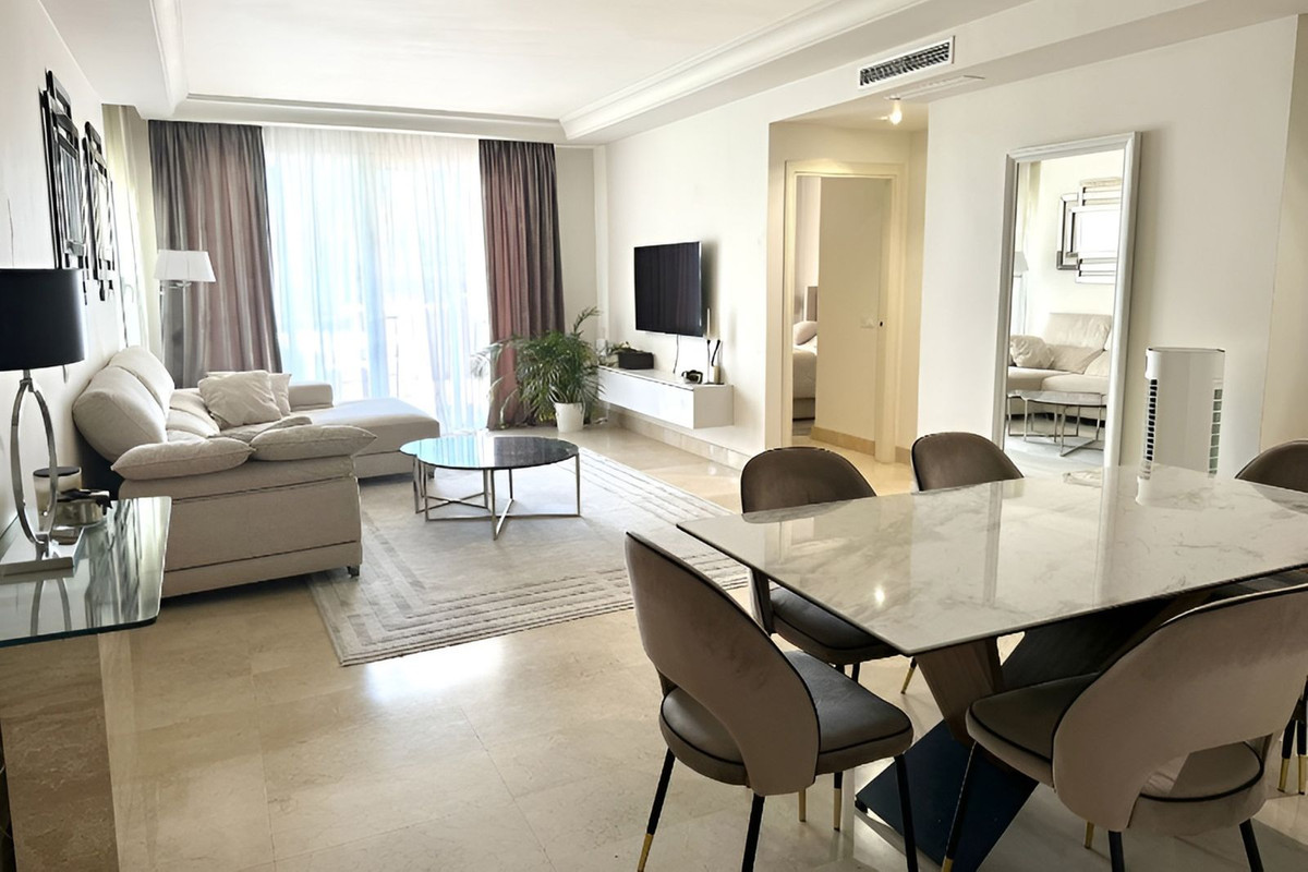 Piso de 2 Dormitorios en venta en Puerto Banús, Marbella