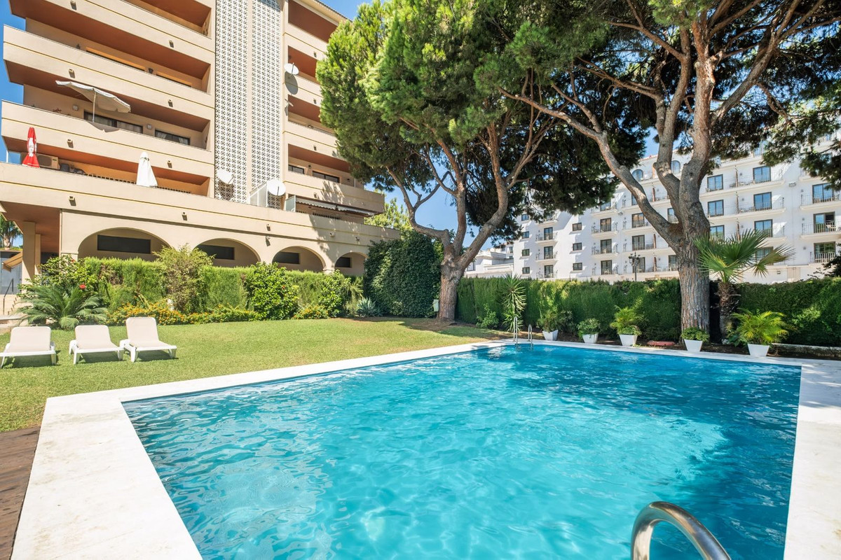 2 Bed - Apartment for Sale in Nueva Andalucia, Marbella