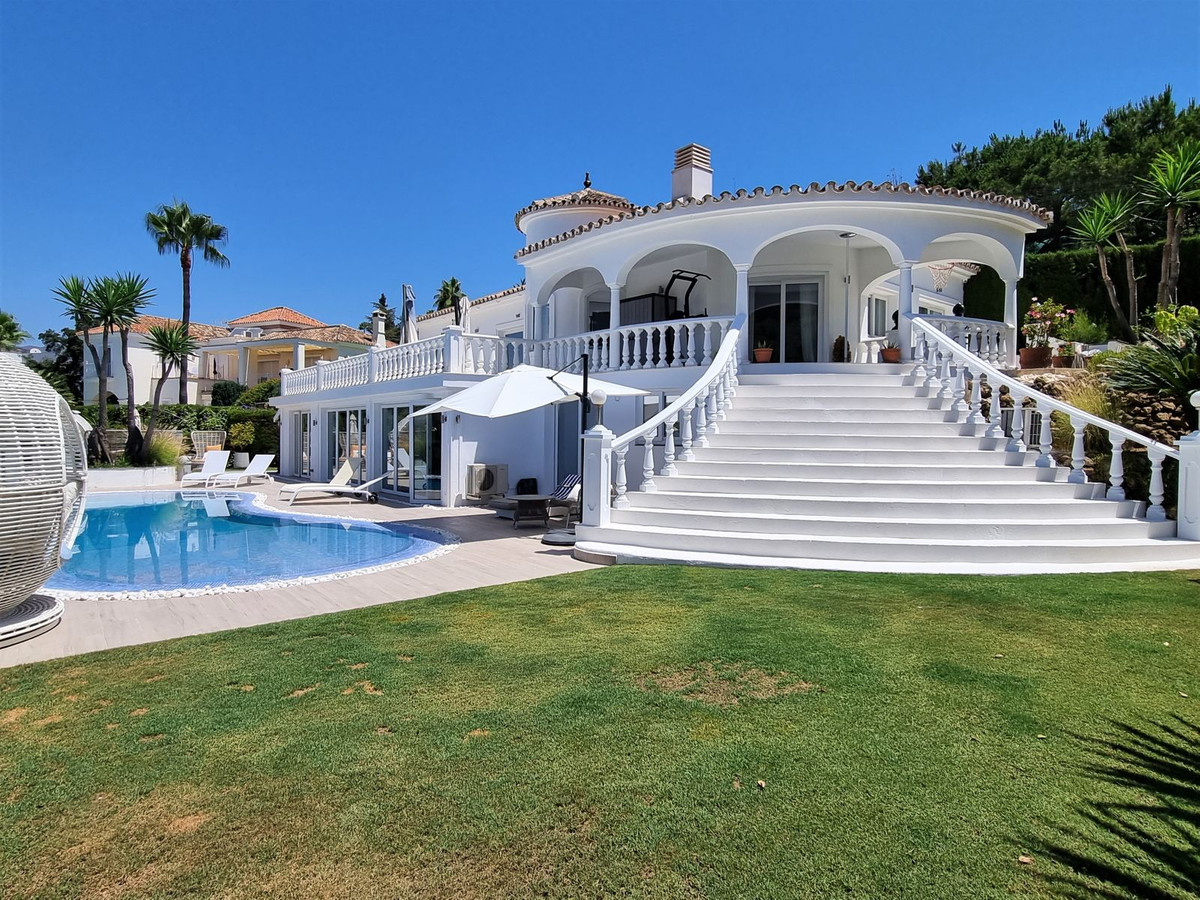 Casa de 5 Dormitorios y 5 Baños en venta en Elviria, Marbella