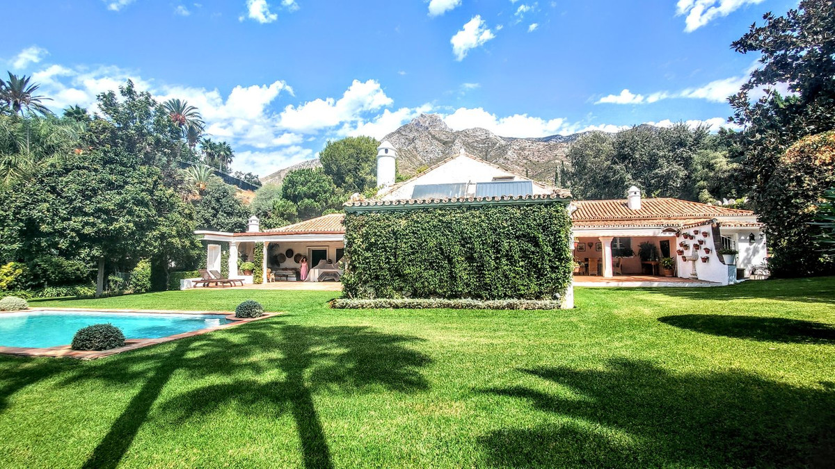 Casa de 4 Dormitorios y 4 Baños en alquiler vacacional en Nagüeles, Marbella